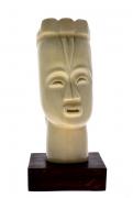 Lote 5044 - Busto em marfim esculpido assente em base de madeira. Peso: 2.330 gr. Dim: 23x9x9 cm (base com 4x12x12 cm). Proveniência Angola, Séc. XX, década de 60. Notas: com certificado do CITES.