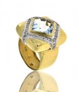 Lote 5061 - Anel com água marinha e diamantes em ouro bicolor 800 (19,2 kt) cravejado ao centro com 1 água marinha em talhe facetado quadrangular com o peso aprox. de 2,74 ct. e 44 diamantes em talhe brilhante redondo. Com marcas e contraste de Lisboa e de responsabilidade em vigor desde 1985. Peso: 17,70 gr. Tam: 14. Nota: Sinais de uso.