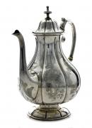 Lote 5076 - Cafeteira em Prata Portuguesa com marcas de contraste Javali II, com 784 r e 24 cm. Cafeteira de corpo bojudo e gomado com decoração cinzelada com pássaros, elementos vegetalistas e cartelas. Bico em colo de cisne de vulto perfeito e peca em forma de "C" com isoladores em osso. tampa em forma de cúpula encimada por pináculo. corpo assente em base circular gomada.