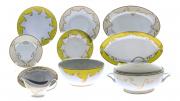 Lote 5114 - Serviço de jantar Christian Lacroix modelo "Follement" em porcelana Francesa composto de 26 pratos rasos, 14 pratos de sopa, 13 pratos de sobremesa, 14 pratos de doce, molheira com covilhete, terrina, travessa, 2 pratos de servir, covilhete e saladeira. decoração em tons de amarelo e bege com dourados. Serviço idêntico, com mais peças, foi vendido por € 14.344 na leiloeira Christies.