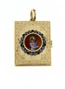 Lote 5176 - Pendente porta retratos em ouro amarelo 800 (19,2 kt) em forma de livro com decoração cinzelada e reserva policromada com busto feminino em limoges, cravejado com 14 diamantes em talhe rosa e 7 esmeraldas em talhe brilhante. Com marcas de contraste de Lisboa de responsabilidade e joalharia em vigor de 1938 a 1984. Peso: 22,76 gr. Dim: 4,3x2,8 cm. Nota: Sinais de uso.