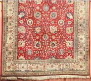 Lote 5348 - Tapete persa em fio lã de lã policromado em tons de vermelho, bege, verde e azul. Dim: 375x295 cm. Notas: tapetes semelhantes vendem-se por valores superiores a € 3.000 no mercado internacional