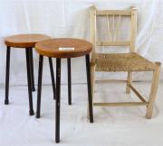 Lote3258 - Par de bancos com assento de madeira, com 48 cm de altura e cadeira de lareira algarvia, com assento de palha, com 66