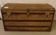 Baú de madeira, antigo, forrado a tela, com 55x100x50 cm (com falhas e defeitos)