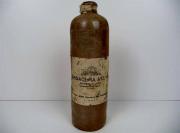 Lote 1600042 - Lote de garrafa de Bagaçeira Velha - reserva de 1900 ( exposição de Paris ) em garrafa de grês, Nota: garrafas provenientes de uma garrafeira particular onde estavam armazenadas com todas as condições necessárias ao seu perfeito acondicionamento