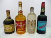 Lote 1600055 - Lote de 4 garrafas para coleccionadores, Licor 43 da Fama Volat - Cartagena, Cherry Brandy - Bols, Licor Drambuie e Gin Genebra da Martini, garrafas para coleccionadores com alguns defeitos