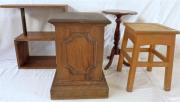 Lote composto por coluna/mesa de apoio de madeira, com 55x37x37 cm, banco de madeira com assento de palhinha (com defeito), com 
