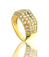 Lote 5025 - Anel de diamantes em ouro amarelo 800 (19,2 kt) cravejado com 52 diamantes de elevada qualidade e pureza em talhe brilhante redondo com o peso total aprox. 1,56 ct. Com marcas de contraste de Lisboa de responsabilidade e joalharia em vigor de 