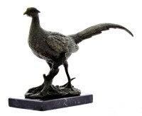 Lote 5041 - Escultura em bronze patinado com base em mármore. Múltiplo/Reprodução de Clovis Edmond Masson (1838-1913). Assinado. Motivo: Faisão Real. Dim: 17x31x7 (sem base). Uma outra reprodução de escultura deste artista foi vendida por € 1.796 na leilo