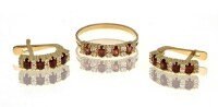 Lote 5050 - Conjunto de anel e par de brincos com diamantes e granadas em ouro amarelo 800 (19,2 kt) cravejados com 30 diamantes em talhe brilhante redondo e 12 granadas em navete. Peso total : 7,13 gr. (2,56 gr. anel e 4,57 gr. brincos). Tam. anel: 18. D