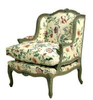 Lote 5078 - Fauteuil estilo Luís XV em madeira lacada de verde com entalhamentos. Fauteuil estofado em tecido com decoração floral policromada e almofada de assento idêntica com enchimento de penas . Dim: 95x81x66 cm.