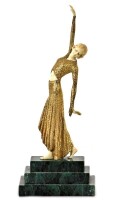 Lote 5083 - Escultura Arte-Deco em bronze, patinado a ouro fino 24K, com cara, mãos, ventre e pés em marfim. Múltiplo/Reprodução de D. H. Chiparus (1886-1947). Assinado junto ao pé na parte traseira. Motivo: "Footsteps". Base em pedra verde. Dim: 28 cm (3