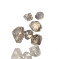 Lote 5091 - Conjunto de 6 diamantes em bruto com peso total aprox. de 3,80 ct. com cor Champanhe e Pureza aproximada de VVS2-SI2. Nota: Provenientes de Angola nos anos 70. Análise efectuada em 2012 por perito em diamantes. Valor estimado para este lote € 