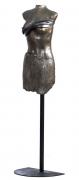 Lote 5122 - Aurora Rodrigues (1969) - Original - Escultura em grés com suporte de ferro, assinada, representando "Busto Feminino", com 135x40x39 cm. Valor de venda estimado € 2.000. Nota: Aurora Rodrigues utiliza nas suas peças materiais como o grés, o barro grosso com areias, óxidos para dar patines e diversas tonalidades e ainda muitos vidrados. Relativamente à paleta cromática, destacam-se tons terra como os castanhos, vermelhos, amarelos e bege. Os seus trabalhos privilegiam a figura humana