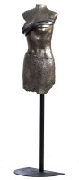 Lote 5122 - Aurora Rodrigues (1969) - Original - Escultura em grés com suporte de ferro, assinada, representando "Busto Feminino", com 135x40x39 cm. Valor de venda estimado € 2.000. Nota: Aurora Rodrigues utiliza nas suas peças materiais como o grés, o b