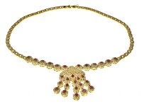 Lote 5147 - Exuberante gargantilha de alta joalharia com diamantes e rubis em ouro amarelo 750 (18 kt) cravejada com 264 diamantes em talhe brilhante redondo de elevada cor e pureza com o peso total aprox. de 4,00 ct. e 28 rubis em talhe redondo com o pe