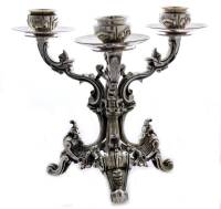 Lote 5179 - Candelabro de Três Lumes em Prata Portuguesa, estilo "Rocaille" com marca de contraste Águia (1938-1985) e com marca do conhecido e conceituado Ourives Monteiro e Filhos - Porto (sediado no Campo 24 de Agosto no 76 - Bonfim - Porto des