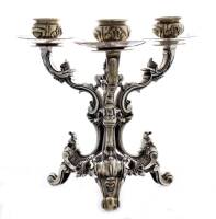 Lote 5181 - Candelabro de Três Lumes em Prata Portuguesa, estilo "Rocaille" com marca de contraste Águia (1938-1985) e com marca do conhecido e conceituado Ourives Monteiro e Filhos - Porto (sediado no Campo 24 de Agosto no 76 - Bonfim - Porto desde 1914)