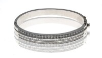 Lote 5185 - Pulseira de alta joalharia internacional com mais de 80 diamantes em ouro branco 750 (18 kt) cravejada com 50 diamantes em talhe brilhante redondo e 32 diamantes em talhe princesa, com o peso total aprox. 2,50 ct. diamantes de elevada pureza V