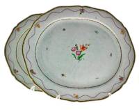 Lote 5194 - Par de travessas de grandes dimensões em porcelana da China, Companhias das Índias, reinado Qianlong (1736-1795), com decoração floral policromada. Dim: 42x35,5 cm. Travessas semelhantes vendem-se por valores superiores a € 2.000 nas leiloeira