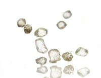 Lote 5195 - Conjunto de 10 diamantes em bruto com peso total aprox. de 3,30 ct. com cor Branco e pureza VVS. Nota: Provenientes de Angola nos anos 70. Análise efectuada em 2012 por perito em diamantes. Valor estimado para este lote € 4.000 - € 5.000.