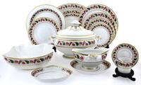 Lote 5247 - Serviço de mesa completo, em porcelana Vista Alegre, bordo com decoração de uvas e parras com filete dourado, composto por vinte e quatro pratos rasos, doze pratos de sopa, uma terrina, uma saladeira, uma molheira com prato, um prato grande, u