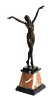 Lote 5268 - Escultura Art Deco em bronze patinado, motivo "Bailarina Egípcia", múltiplo/reprodução de Demetre H. Chiparus (1886-1947), assinada e com marca de fundidor, assente em base de mármore preta e salmão, com 56 cm de altura (base incluída, com fal