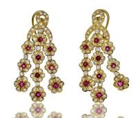 Lote 5269 - Exuberante par de brincos de alta joalharia com diamantes e rubis em ouro amarelo 750 (18 kt) cravejados com 168 diamantes em talhe brilhante redondo de elevada cor e pureza com o peso total aprox. de 3,60 ct. e 20 rubis em talhe redondo com o