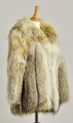 Lote 5333 - Casaco de raposa da Sibéria, silver grey, em tons de bege, cinzento e branco, anos 40-50, tamanho M, com um valor de mercado de € 4.000 a € 5.000. Nota: em bom estado