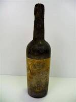 Lote 1600178 - Garrafa de Vinho da Madeira, da Companhia Vinicola da Madeira, garrafa antiga para coleccionadores com alguns defeitos