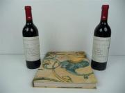 Lote 1600270 - Lote de 2 garrafas de vinho tinto - Palácio da Bacalhôa - 2000, garrafas numeradas e acompanhadas por livro sobre a história do Palácio e Quinta da Bacalhôa