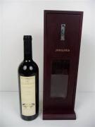 Lote 1600281 - Lote de 1 garrafa de Vinho Tinto, Bombeira do Guadiana - Alentejo - escolha trincadeira 2005, em estojo de madeira com saca rolhas e tampa, Nota: garrafas provenientes de uma garrafeira particular onde estavam armazenadas com todas as condições necessárias ao seu perfeito acondicionamento