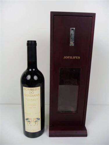 Lote 1600281 - Lote de 1 garrafa de Vinho Tinto, Bombeira do Guadiana - Alentejo - escolha trincadeira 2005, em estojo de madeira com saca rolhas e tampa, Nota: garrafas provenientes de uma garrafeira particular onde estavam armazenadas com todas as condi