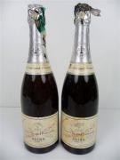 Lote 1600504 - Lote de 2 garrafas de Champanhe Francês - Veuve Clicquot Ponsardin - demi sec, garrafas antigas para coleccionadores com defeitos e perdas