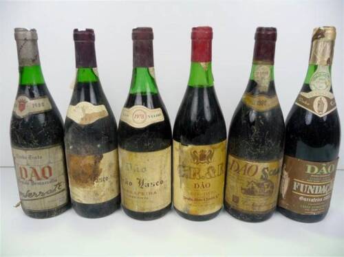 Lote 1600516 - Lote de 6 garrafas de Vinho Tinto, diferentes para coleccionadores, 1 garrafa Dão Fundação garrafeira de 1985, 1 garrafa Dão Solar 1980, 1 garrafa Dão Grão Vasco garrafeira 1978, 1 garrafa C.R.& F. - Dão 1980, 1 garrafa Dão Monserrate colhe