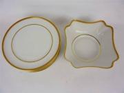 Lote 142 - Lote de 10 peças de porcelana V. A com bordo decorado a dourado e bege, composto por saladeira e 9 pratos rasos