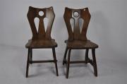 Lote 194 - Par de cadeiras rústicas de madeira de carvalho, com 93x44x50 cm