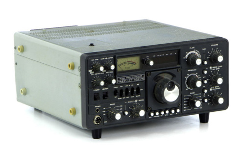 Lote 4016 - Aparelho, Yaesu FT-902DM é um excelente transceptor HF que cobre 160 a 10 metros (e WWV 5 MHz receber). A cobertura inclui: 1,8-2, 3,5-4, 7-7,5, 14-14,5, 18-18,5, 21-21,5, 24,5-25, 28-28,5, 28,5-29, 20-29,5, 29,5-29,9 MHz. Os modos incluem: LS