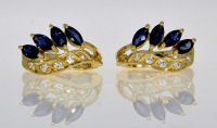 Lote 4019 - Par de brincos com safiras e diamantes, em ouro amarelo 800 (19,2 kt) cravejados com 8 safiras em talhe navete com o peso total aprox. de 0,88 ct. e 12 diamantes com o 0,12 ct. de peso total aprox. em talhe brilhante redondo. Peso: 6,10 gr. Di