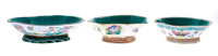 Lote 4140 - Conjunto de porcelana chinesa séc.XIX composto por 3 taças com bordo recortado com decoração no interior a verde e exterior com motivos policromados florais e figuras masculinas, duas peças marcadas na base. Dim 6x21x16 cm, 6x16x16 cm e 5x16x1