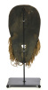 Lote 4190 - Máscara tribal africana, proveniente de Angola, esculpida em madeira com patine policromada, representando figura com barba de sisal e 3 dentes de hipopótamo, antiga, anos 60, máscara com 32x18 cm, com suporte de pé em ferro (amovível e de fab - 4