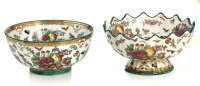 Lote 4243 - Conjunto de duas taças em porcelana chinesa, decoração policromada com motivos de frutos e vegetalista, uma das taças com bordo de formato recortado, marcadas na base, dim: 14x31 cm (maior).