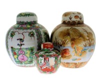 Lote 4245 - Conjunto de três potes, corpo bojudo com tampa em procelana chinesa, decoração oriental com motivos diversos policromada, marcados na base, dim: 26 cm (maiores).