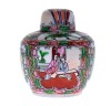 Lote 4245 - Conjunto de três potes, corpo bojudo com tampa em procelana chinesa, decoração oriental com motivos diversos policromada, marcados na base, dim: 26 cm (maiores). - 4