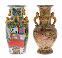 Lote 4291 - Conjunto de duas jarras em porcelana chinesa com pegas, uma com decoração Satsuma e outra com decoração mandarim, marcadas na base, dim: 35 cm.