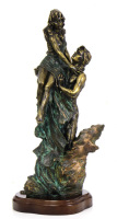 Lote 4323 - Escultura original em bronze assinado PAOR. Motivo: Casal de namorados. Trata-se de uma peça única com marca e assinatura vincada na base. Trabalho cinzelado profuso com detalhes artísticos minuciosos. Base em madeira. Motivo: homem e mulher a