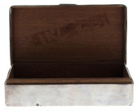 Lote 4325 - Caixa para tabaco em prata inglesa contrastada, interior em balsa, punção de Birmingham peso 385 gr. Dim: 4,5x16,5x9 cm. Nota: Sinais de uso, falhas e defeitos.