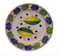 Lote 4331 - Prato em faiança portuguesa, Séc. XIX, com decoração policromada com peixes. Dim: 30 cm. Notas: cabelos, colagem e gatos