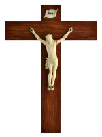 Lote 4333 - Crucifixo em madeira com Cristo em marfim entalhado. Crucifixo com a legenda INRI Dim: 12,5 cm (Cristo) e 36 cm (crucifixo). Peso total: 116 g. Notas: sinais de uso, braço partido e colado. Com certificado do CITES.