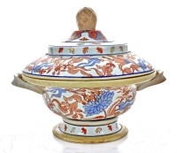 Lote 4335 - Terrina com tampa em porcelana chinesa, com decoração vegetalista e floral policromada, marcada na base, dim: 32cm.